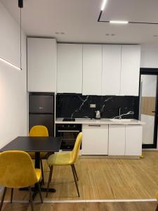 Η κουζίνα ή μικρή κουζίνα στο Lakeside Comfort Tirana