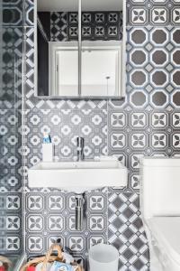 ein Badezimmer mit Waschbecken und Spiegel in der Unterkunft Meadow Cottage in Trumpington