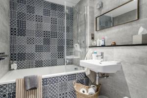 ein Badezimmer mit Waschbecken, Dusche und Badewanne in der Unterkunft Meadow Cottage in Trumpington