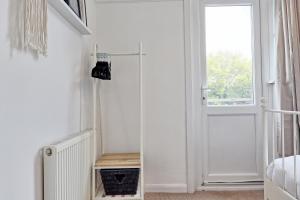 滨海绍森德Spacious Home by the Sea - Families, Contractors, Parking, WiFi, Sleeps 6, Long Stays - CLARK PROPERTY ESTATES的一间白色的房间,设有门和窗户