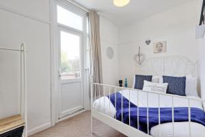 Postel nebo postele na pokoji v ubytování CLARK PROPERTY ESTATES - Spacious Home by the Sea - Families, Contractors, Parking, WiFi, Sleeps 6, Long Stays + 63 fotografií