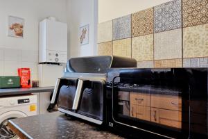 Kuchyň nebo kuchyňský kout v ubytování CLARK PROPERTY ESTATES - Spacious Home by the Sea - Families, Contractors, Parking, WiFi, Sleeps 6, Long Stays