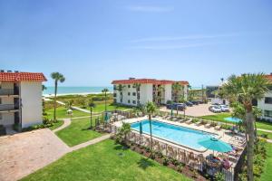 Bazén v ubytování 3rd floor Sanibel condo with enchanting beach views 4C3 nebo v jeho okolí