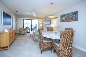 TV a/nebo společenská místnost v ubytování 3rd floor Sanibel condo with enchanting beach views 4C3