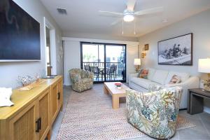 Posezení v ubytování 3rd floor Sanibel condo with enchanting beach views 4C3