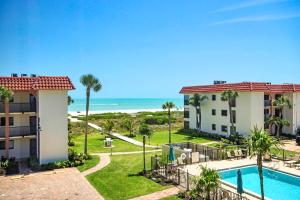 Bazén v ubytování 3rd floor Sanibel condo with enchanting beach views 4C3 nebo v jeho okolí