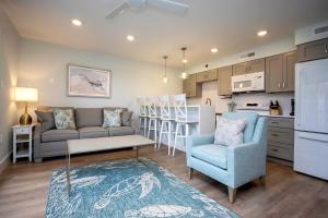 Η κουζίνα ή μικρή κουζίνα στο 1BR Second Floor Condo On Sanibel Island Steps To The Beach 4B2