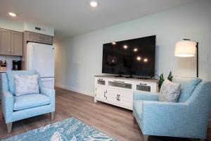 Μια τηλεόραση ή/και κέντρο ψυχαγωγίας στο 1BR Second Floor Condo On Sanibel Island Steps To The Beach 4B2