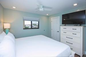 Ένα ή περισσότερα κρεβάτια σε δωμάτιο στο 1BR Second Floor Condo On Sanibel Island Steps To The Beach 4B2 +20 φωτογραφίες