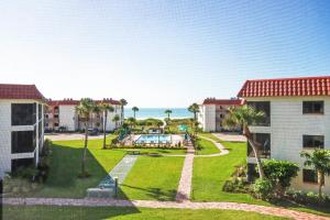 vooraanzicht van een resort met een speeltuin bij 1BR ocean view condo on Sanibel Island Steps from the beach 3B3 in Sanibel