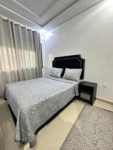 une chambre avec un lit et une fenêtre dans l'établissement Coastal vibes tanger, à Tanger