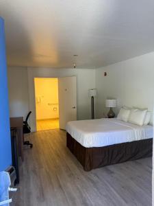 Postel nebo postele na pokoji v ubytování Rancho Cordova Inn