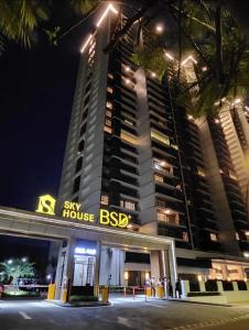 Un edificio grande con un letrero que dice "Mi casa BSB" en Apartemen SKY HOUSE BSD City Lt 2 LUXURY BALCONY, en Samporo