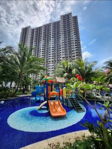 un parque infantil frente a un gran edificio en Apartemen SKY HOUSE BSD City Lt 2 LUXURY BALCONY, en Samporo