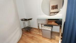 基辅Apartment with terrace on Khreschatyk, Bessarabska Square的更衣室配有镜子和梳妆台