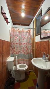 Koupelna v ubytování Hostal La Fuente + 23 fotografií