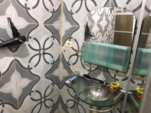 レシフェにあるLê Frevo Pernambucanoの洗面台と鏡のあるバスルーム