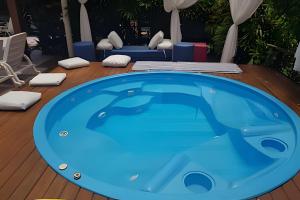 a jacuzzi tub in a living room at Itaparica - Praia de Ponta de Areia in Itaparica Town