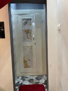 een glazen deur in een kamer met rode loper bij Tataicha Stydio 1 in Ndjamena