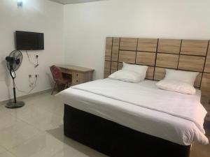 Postel nebo postele na pokoji v ubytování Rosecourt Hotel & Suites