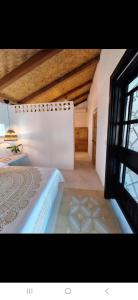 Un dormitorio con una cama y una ventana grande en 1 BR 1 BTR, Casita Baja Beans, en El Pescadero