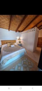 Un dormitorio con una cama y un techo de madera. en 1 BR 1 BTR, Casita Baja Beans, en El Pescadero
