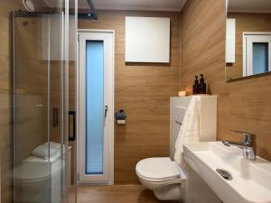 een badkamer met toilet, wastafel en douche bij Holiday & Stay, Tiny living in Fronreute