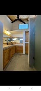 una cocina grande con armarios de madera y una ventana azul en 1 BR 1 BTR, Casita Baja Beans, en El Pescadero