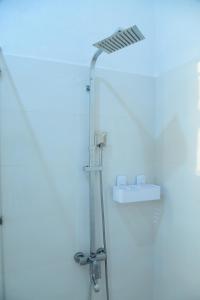 La salle de bains est pourvue d'une douche lumineuse. dans l'établissement DADY'S Place "63"- Sunset Villa - Danina Apartments and More, à Hikkaduwa
