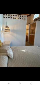 Un dormitorio con una cama con una almohada encima. en 1 BR 1 BTR, Casita Baja Beans, en El Pescadero