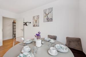 a dining room with a white table and chairs at KRelax - Bad Wildbad - Moderne Wohnung für 6 Pers in Bad Wildbad