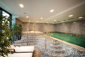 Bazén v ubytování NH Bratislava Gate One nebo v jeho okolí + 108 fotografií