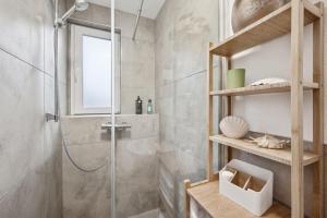 a bathroom with a shower with a glass door at KRelax - Bad Wildbad - Moderne Wohnung für 6 Pers in Bad Wildbad