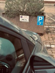 a car parked in a parking lot with a parking sign at Modernes Apartment für Monteure, Projektteams und Privatreisende in Willstätt