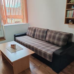 un soggiorno con un divano e un tavolino da caffè di Merak stan na dan a Vranje