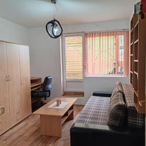 un soggiorno con un divano e un tavolo di Merak stan na dan a Vranje