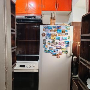 un frigorifero ricoperto di magneti in una cucina di Merak stan na dan a Vranje