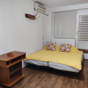 una piccola camera da letto con un letto e una scrivania di Merak stan na dan a Vranje Altre 6 foto