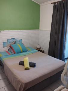 Ένα ή περισσότερα κρεβάτια σε δωμάτιο στο Petite Kaz KRÉOL