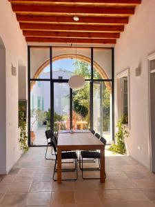 Un comedor con mesa y sillas en Timeless Gem in Old Nicosia, en Kaimakli