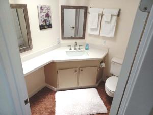 Ένα μπάνιο στο SUN CITY WEST - Homestay - Private Room, Private Bath, Wi-Fi, Workspace with Garage