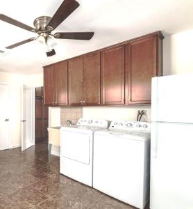 Η κουζίνα ή μικρή κουζίνα στο SUN CITY WEST - Homestay - Private Room, Private Bath, Wi-Fi, Workspace with Garage +4 φωτογραφίες