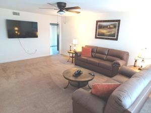 Χώρος καθιστικού στο SUN CITY WEST - Homestay - Private Room, Private Bath, Wi-Fi, Workspace with Garage