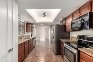 Η κουζίνα ή μικρή κουζίνα στο SUN CITY WEST - Homestay - Private Room, Private Bath, Wi-Fi, Workspace with Garage