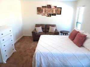 Ένα ή περισσότερα κρεβάτια σε δωμάτιο στο SUN CITY WEST - Homestay - Private Room, Private Bath, Wi-Fi, Workspace with Garage