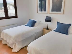 two beds sitting next to each other in a room at Casapueblo Rent Cachagua CP 18 in Cachagua