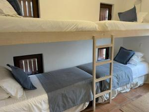 a couple of bunk beds in a room at Casapueblo Rent Cachagua CP 18 in Cachagua
