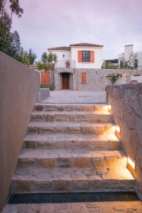 Casapueblo Rent Cachagua CP 18 في Cachagua: مجموعة من السلالم الحجرية المؤدية إلى المنزل