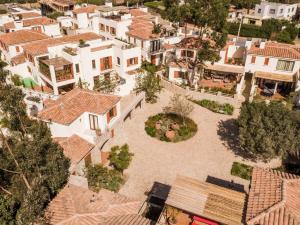 Casapueblo Rent Cachagua CP 18 في Cachagua: اطلالة جوية على قرية فيها بيوت بيضاء