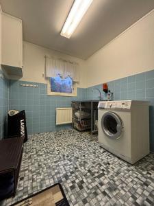 una lavanderia con lavatrice di Kåhögsberget a Jonsered